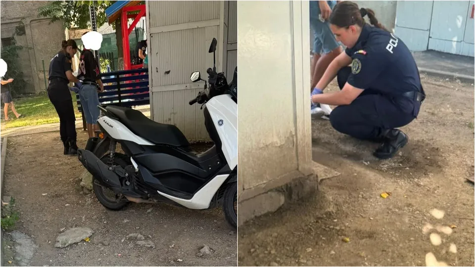 O femeie în uniformă întunecată stă ghemuită pe un trotuar lângă un perete, în timp ce o motocicletă albă este parcată în partea stângă.