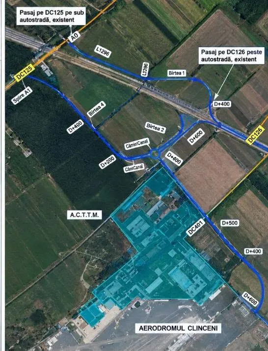 Harta aeriană cu linii albastre și text indicând trasee rutiere, pasaje și zone de teren lângă o autostradă și un aerodrom.