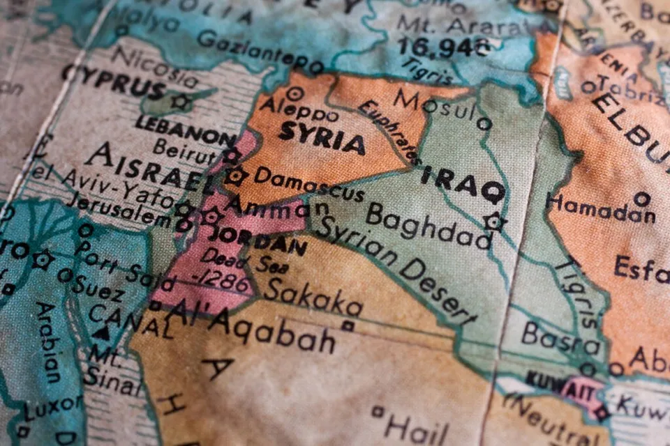 O hartă a Orientului Mijlociu arată țări precum Siria, Irak, Liban, Iordania și Israel pe un fundal colorat cu nuanțe de albastru și maro.