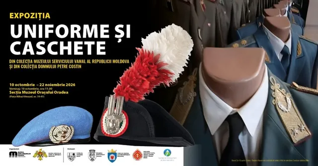 Mai multe uniforme militare și accesorii de cap, inclusiv o caschetă cu pene roșii și albe, sunt expuse pe suporturi de prezentare.