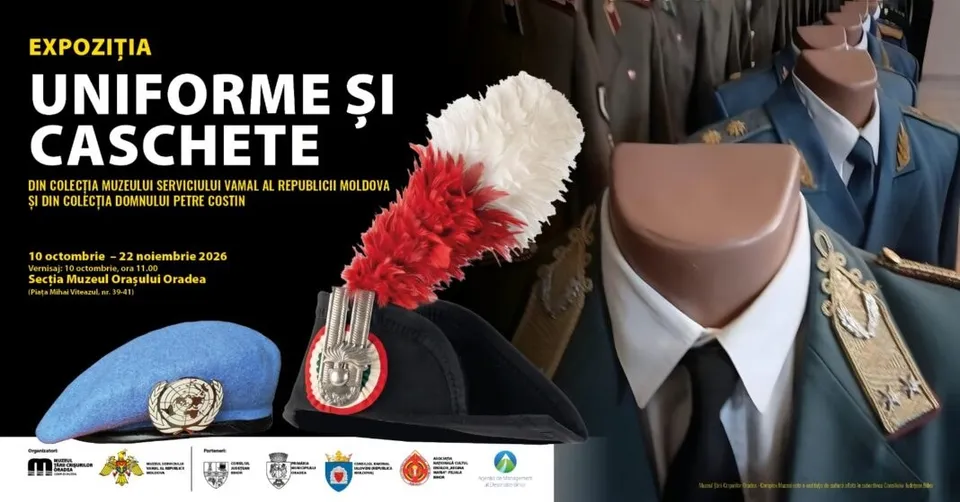 Mai multe uniforme militare și accesorii de cap, inclusiv o caschetă cu pene roșii și albe, sunt expuse pe suporturi de prezentare.