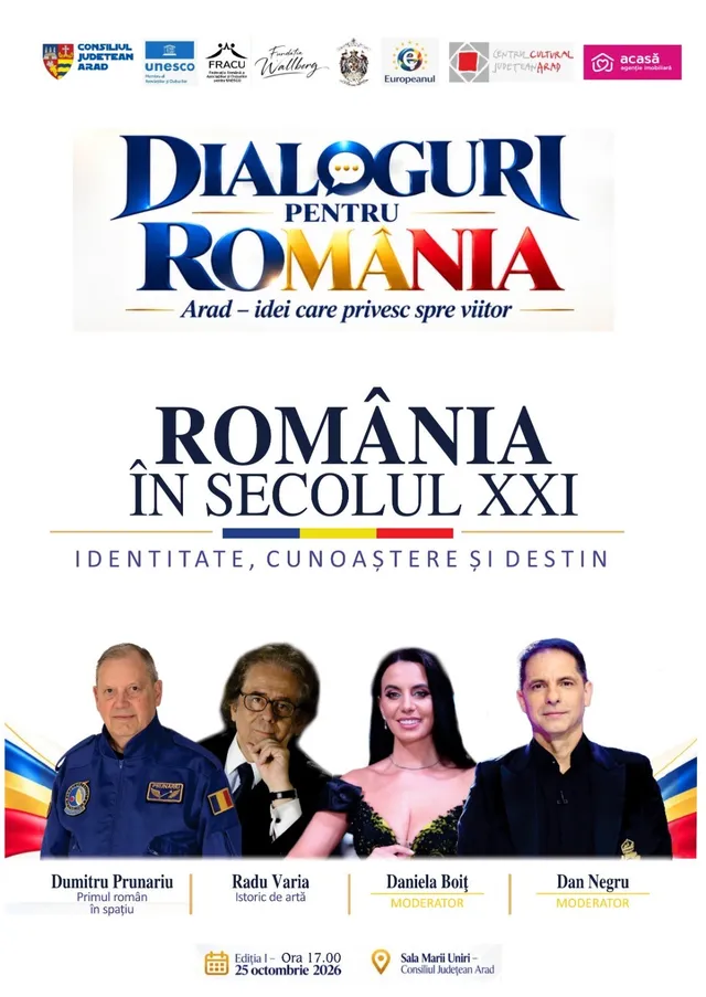 Patru persoane sunt așezate în rând, de la stânga la dreapta, pe un fundal alb cu diverse logouri și text colorat.