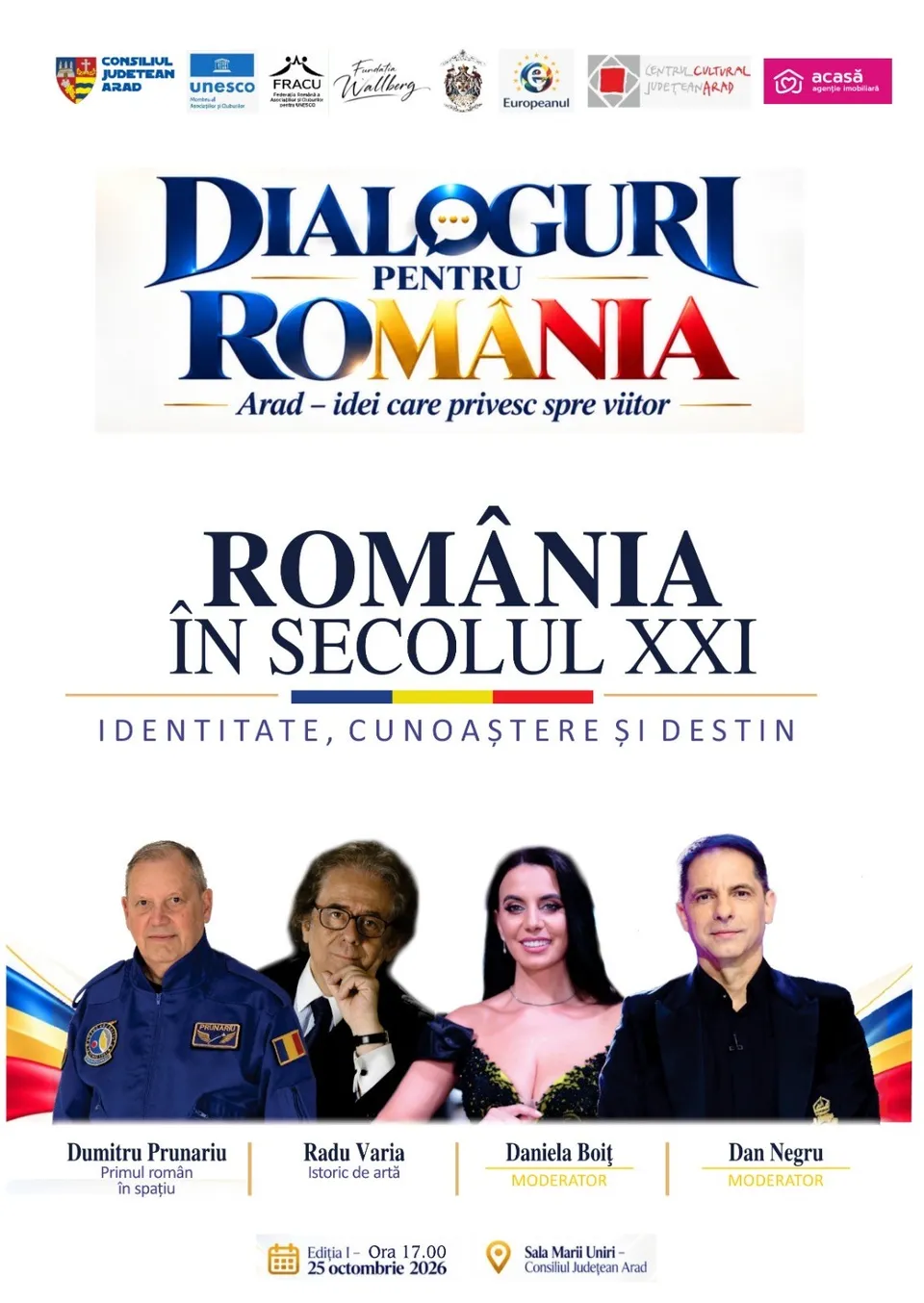 Patru persoane sunt așezate în rând, de la stânga la dreapta, pe un fundal alb cu diverse logouri și text colorat.