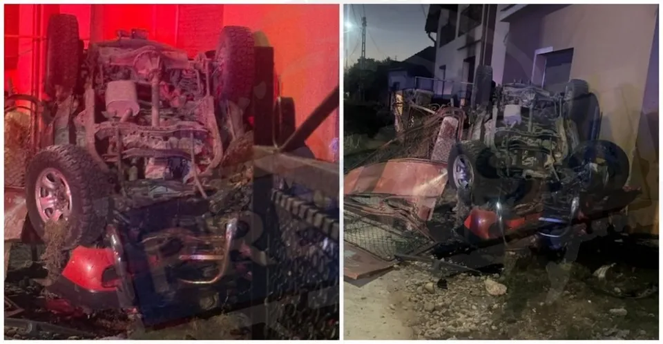 Două fotografii de noapte prezintă un autoturism răsturnat cu partea inferioară și motorul expuse pe un teren neuniform.