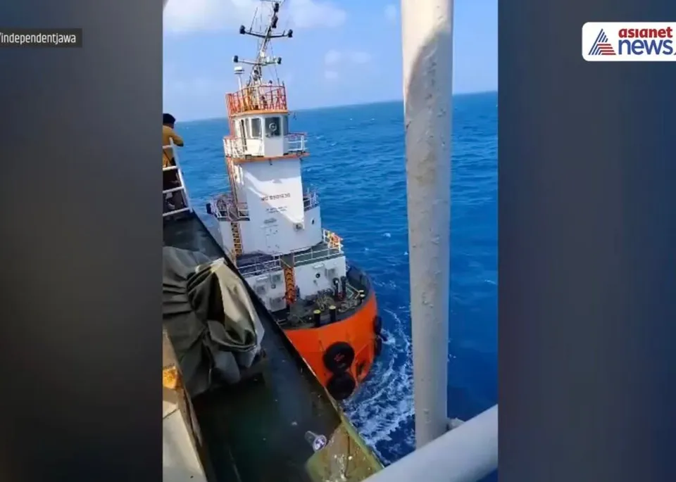 O navă mare de culoare albă și portocalie navighează pe o suprafață de apă albastră sub un cer înnorat.