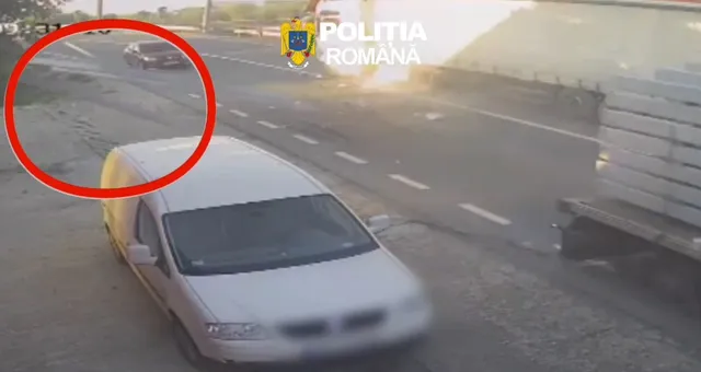 O mașină albă și un camion cu încărcătură pe o porțiune de drum asfaltat sub lumină solară puternică.