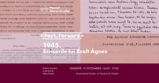 Text scris de mână pe hârtie veche este prezentat pe un fundal de culoare roz deschis, lângă un text dactilografiat.