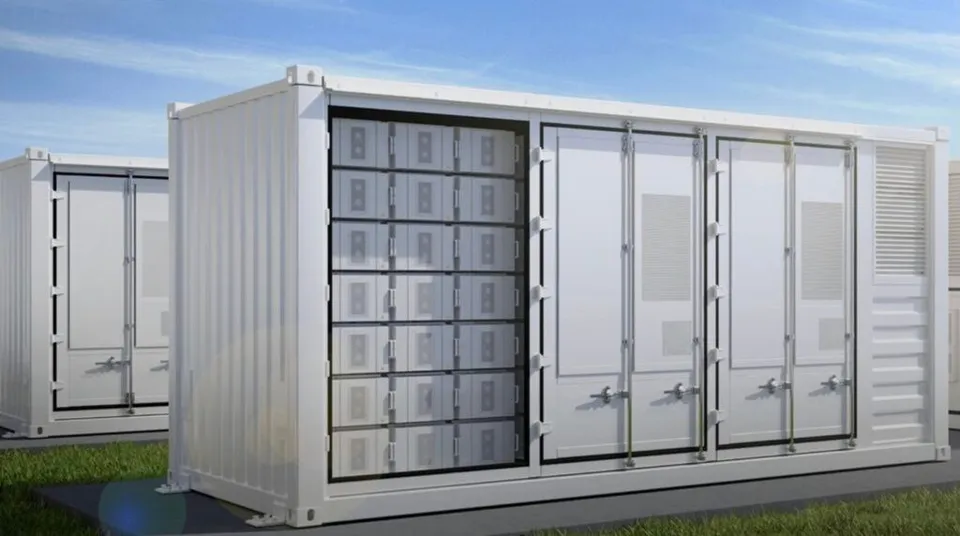 Două containere albe de stocare a energiei sunt amplasate pe un teren verde sub un cer senin.