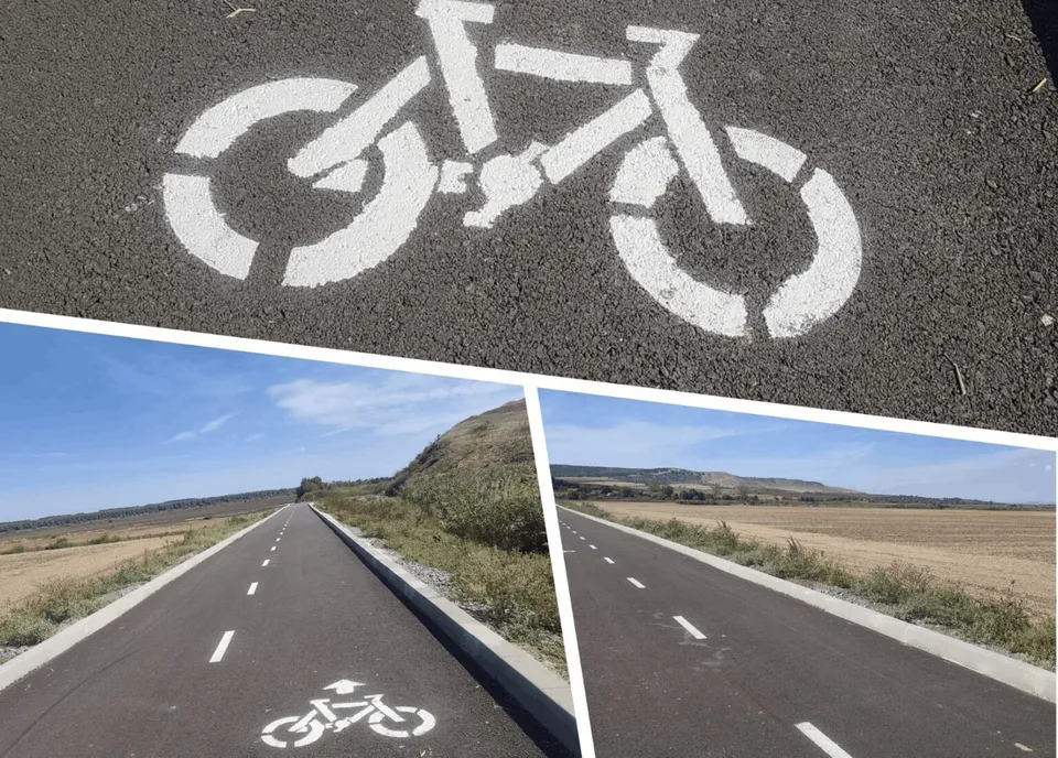 Colaj cu marcaje de bicicletă pe asfalt și piste separate, într-un peisaj deschis.