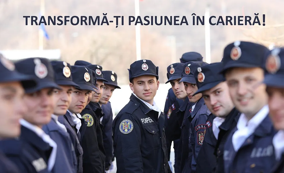 Un grup de bărbați în uniforme de serviciu și căciuli negre cu embleme stau aliniați unul lângă altul.