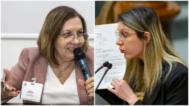O femeie cu ochelari și sacou roz ține un microfon, în timp ce o altă femeie cu ochelari și sacou negru citește un document.