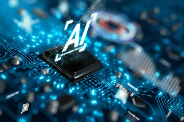Un cip electronic este situat pe un circuit imprimat albastru cu linii luminoase și simbolul AI proiectat deasupra acestuia.