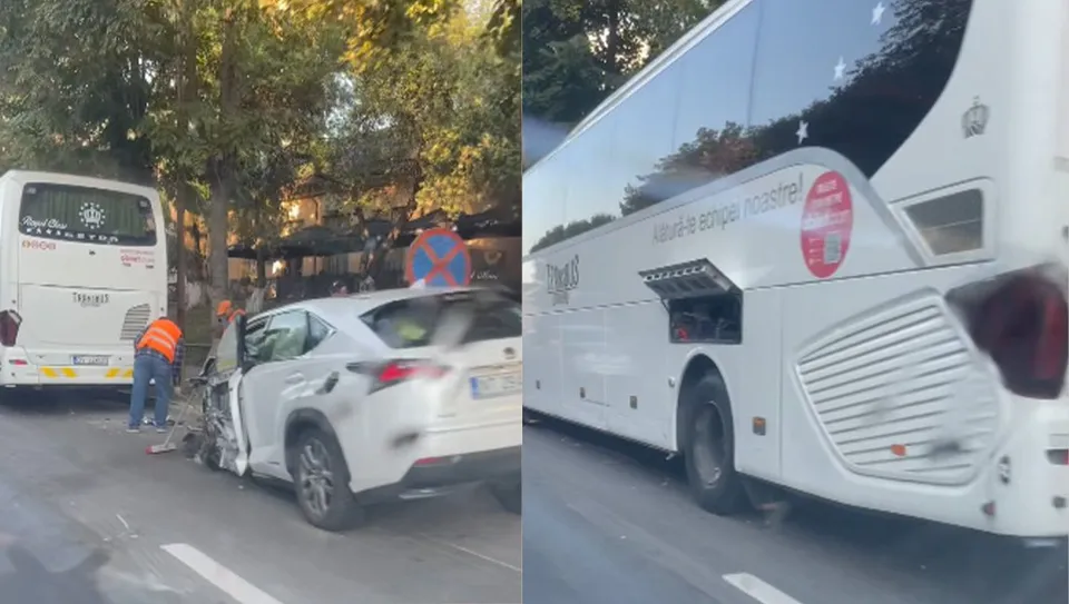 Un autocar alb și un autoturism alb sunt parcate pe o stradă lângă copaci, lângă un semn de circulație albastru cu o margine roșie.