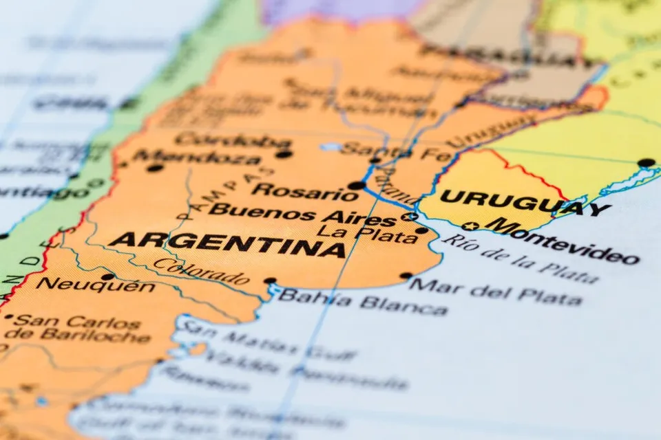 O hartă colorată a Americii de Sud prezintă numele unor orașe și regiuni precum Argentina, Buenos Aires, Uruguay și Montevideo pe un fundal albastru.