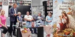 Un grup de persoane stă la o masă în fața unor rafturi cu cărți, în timp ce un bărbat în costum stă în picioare citind o foaie.