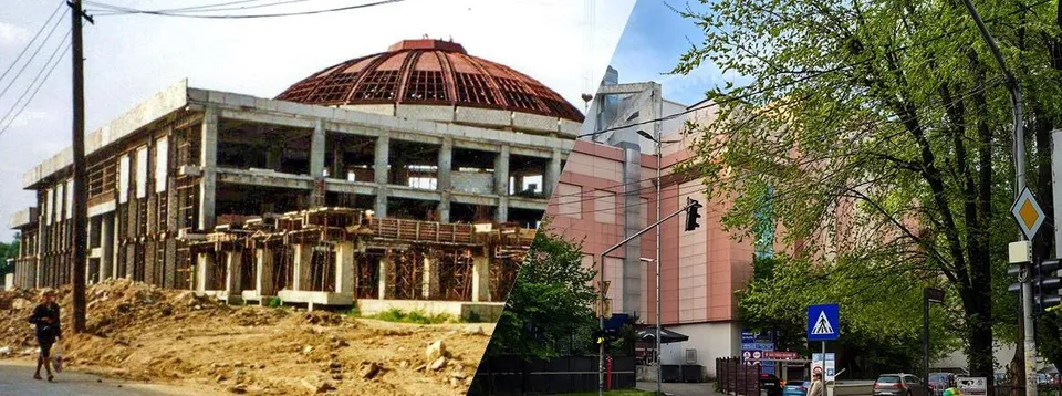 Imaginea prezintă o comparație laterală a unei clădiri în construcție cu o cupolă metalică, alături de aceeași clădire finalizată, cu o față roz și un trafic rutier lângă ea.