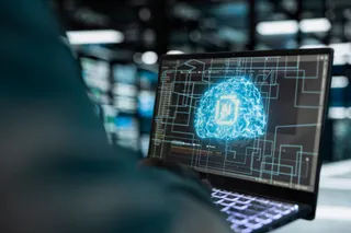 Un laptop afișează o ilustrație digitală a unui creier format din conexiuni luminoase pe un fundal negru cu linii de circuit.
