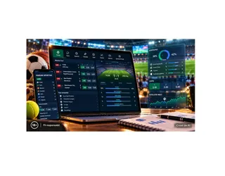 Un laptop deschis afișează interfețe digitale cu grafice și date statistice, situat pe o masă lângă un fotbal, o minge de tenis și un notebook.