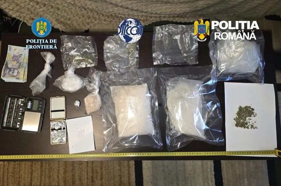Diverse substanțe albe și verzi sunt depozitate în pungi de plastic transparente pe o suprafață plană lângă cântare digitale și foi de hârtie.