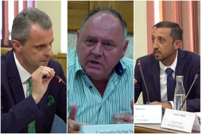 Trei bărbați sunt așezați la o masă, unul purtând un sacou închis și cămașă albă, al doilea o cămașă cu dungi verzi, iar al treilea un sacou închis și cravată.