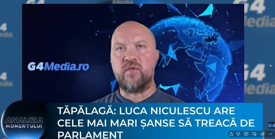 Un bărbat cu barbă și cap răriț este prezentat în prim-plan în fața unui fundal albastru cu o reprezentare a globului terestru și text grafic.