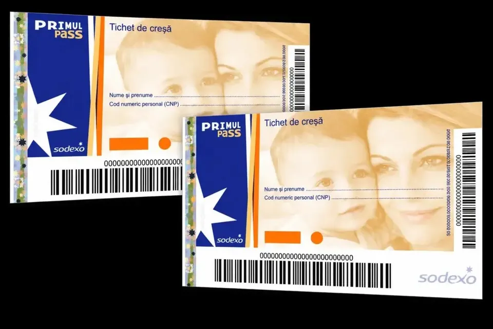 Două carduri de tip tichet cu imagini de copii și adulți, conținând coduri de bare și text pe fundal alb și albastru.