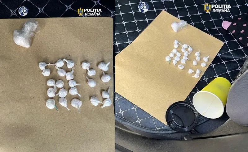 Mai multe pungi mici de plastic conținând substanțe albe sunt așezate pe două suprafețe de carton maro.