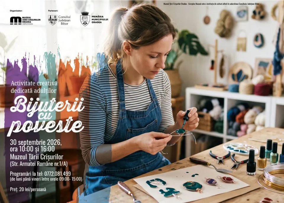 O femeie cu părul blond și șorț albastru lucrează la o masă cu diverse obiecte mici și unelte de bijuterie.
