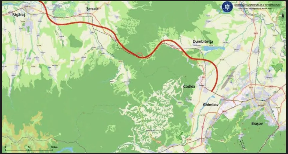 O hartă topografică prezintă o linie roșie sinuoasă care traversează zone verzi și zone cu rețele de drumuri pe un fundal de relief.