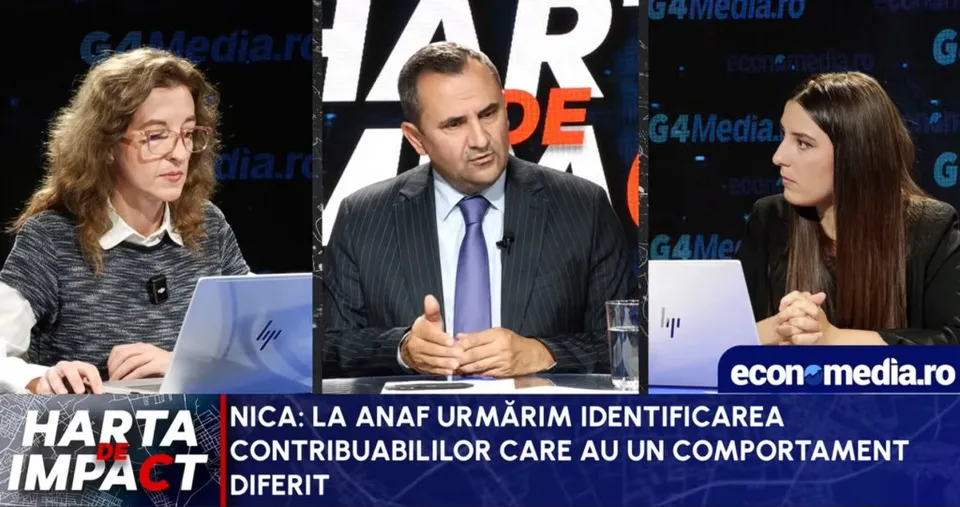Trei persoane stau la o masă cu laptopuri deschise în fața unui fundal cu textul Harta Impact.