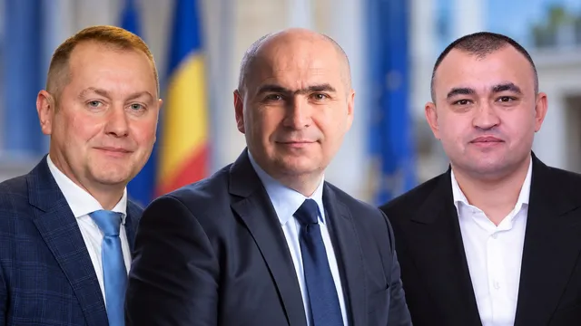 Trei bărbați în costume și cămași stau unul lângă altul în fața unor steaguri colorate.