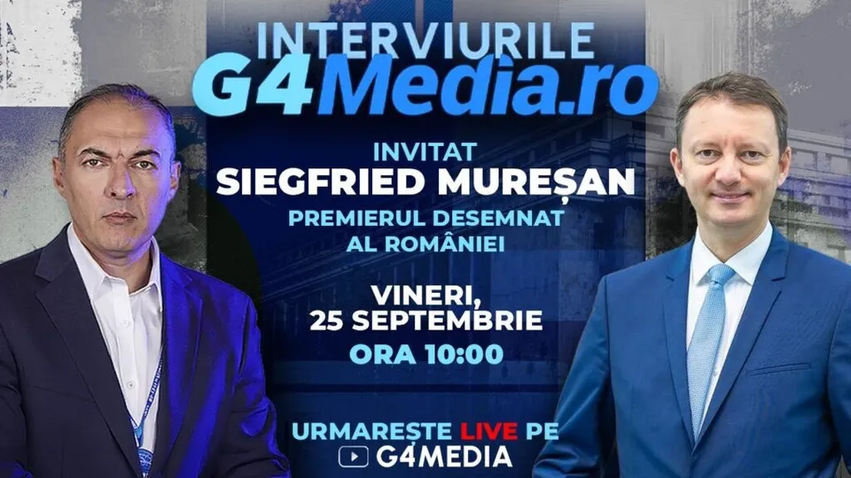 Un bărbat cu sacou închis și unul cu sacou albastru și cravată stau în fața unui fundal albastru cu text scris în alb și bleu.