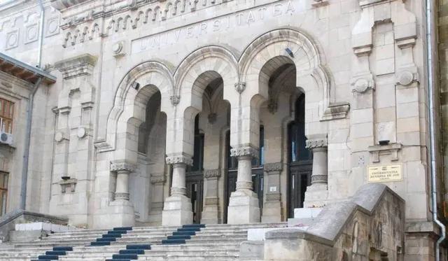 O clădire de piatră cu trei arcade mari susținute de coloane și scări în față.