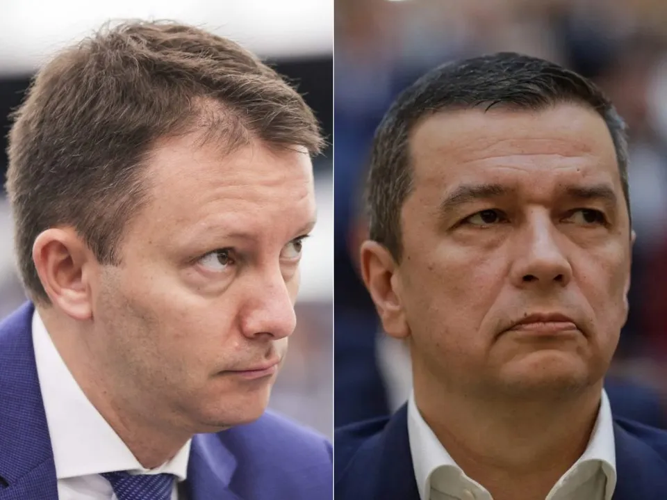 Două portrete de bărbați în costume, unul cu cravată, poziționați unul lângă celălalt pe un fundal neclar.