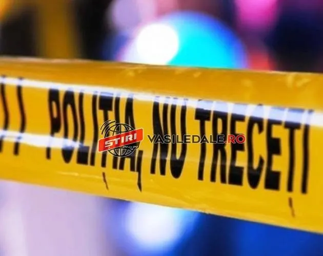 O bandă galbenă cu textul negru poliția nu trece este întinsă în prim-plan, având un fundal colorat și neclar.