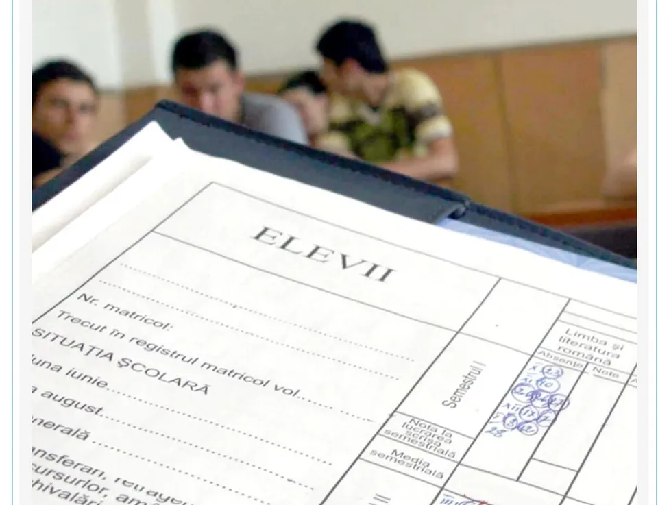 Un dosar deschis cu un document intitulat ELEVII este plasat în prim-plan, în timp ce câțiva tineri stau la masa din fundal.