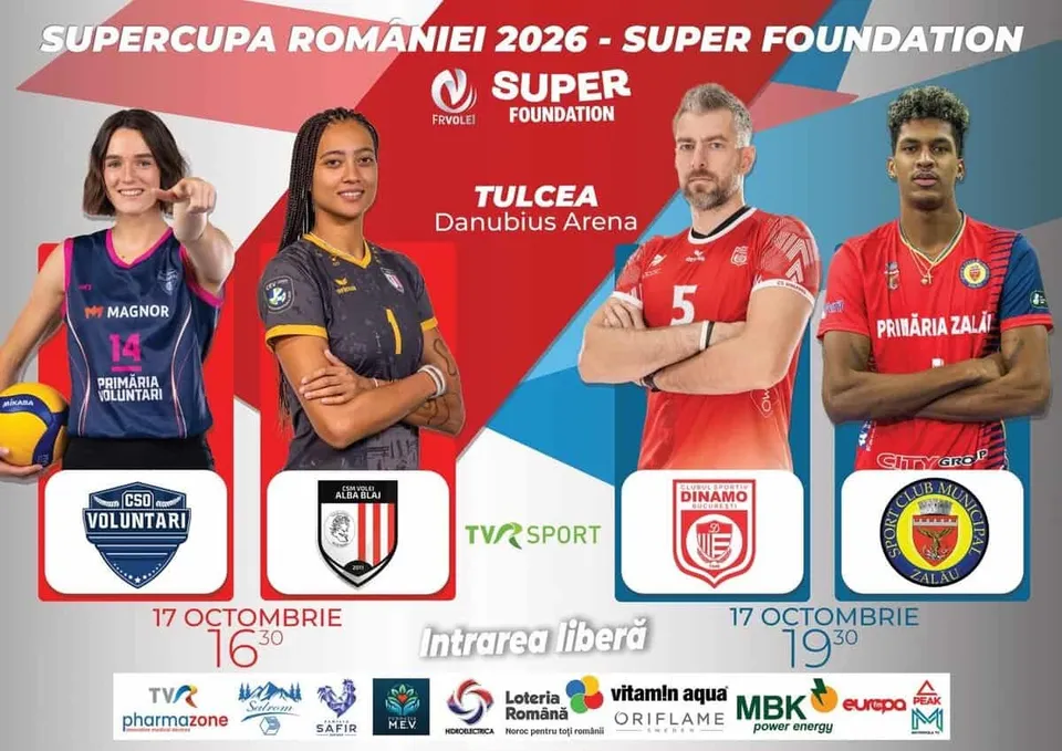 Patru sportivi stau în rând pe un fundal colorat cu diverse logouri și texte de eveniment.
