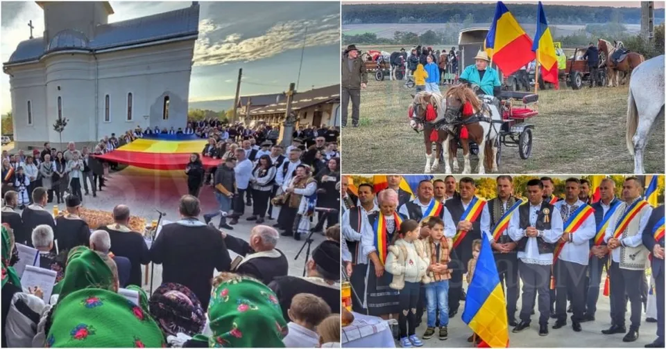 O mulțime de oameni în port popular stă lângă o biserică, oameni cu căruțe trasă de cai și un grup de bărbați cu steaguri colorate.