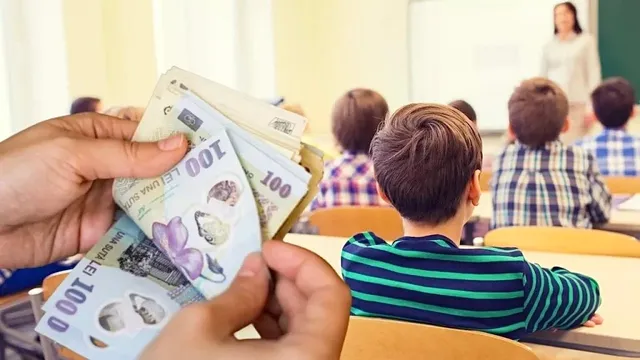Mâinile unei persoane țin un portofel deschis plin cu bancnote, în timp ce în fundal apar elevi așezați la bănci într-o sală de clasă.