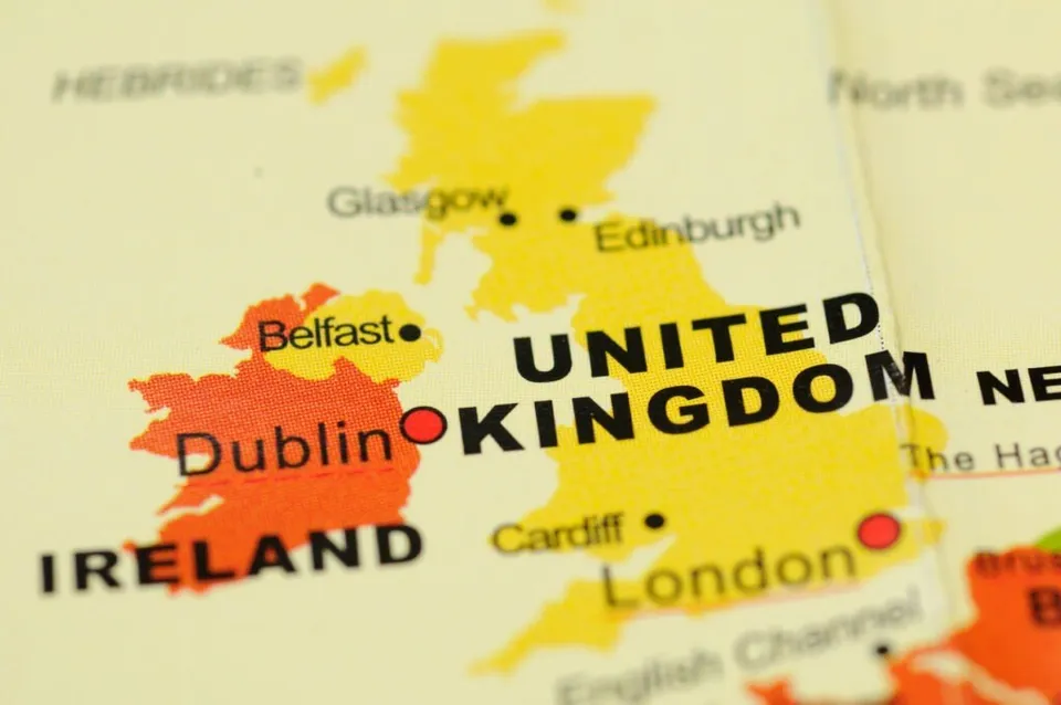O hartă colorată indică locațiile orașelor Glasgow, Edinburgh, Belfast, Dublin, Cardiff și London pe teritoriile United Kingdom și Ireland.