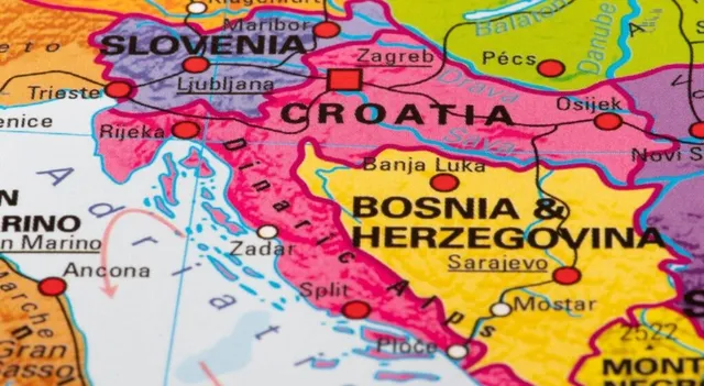 O hartă politică colorată prezintă țări precum Croația, Slovenia și Bosnia și Herțegovina cu denumiri de orașe și limite de țări marcate pe suprafață.