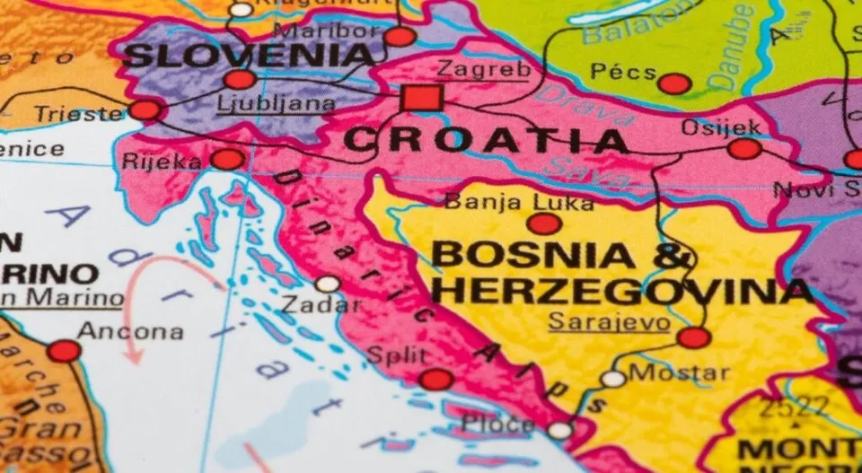 O hartă politică colorată prezintă țări precum Croația, Slovenia și Bosnia și Herțegovina cu denumiri de orașe și limite de țări marcate pe suprafață.
