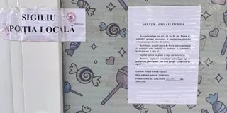 O foaie de hârtie albă cu text este lipită pe o suprafață cu modele de bomboane și stele lângă un sigiliu al poliției locale.