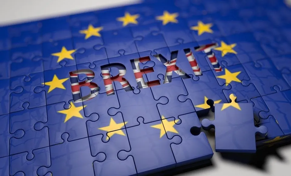Un puzzle albastru cu stele galbene formează un fundal pentru literele cu model Union Jack care alcătuiesc cuvântul BREXIT.