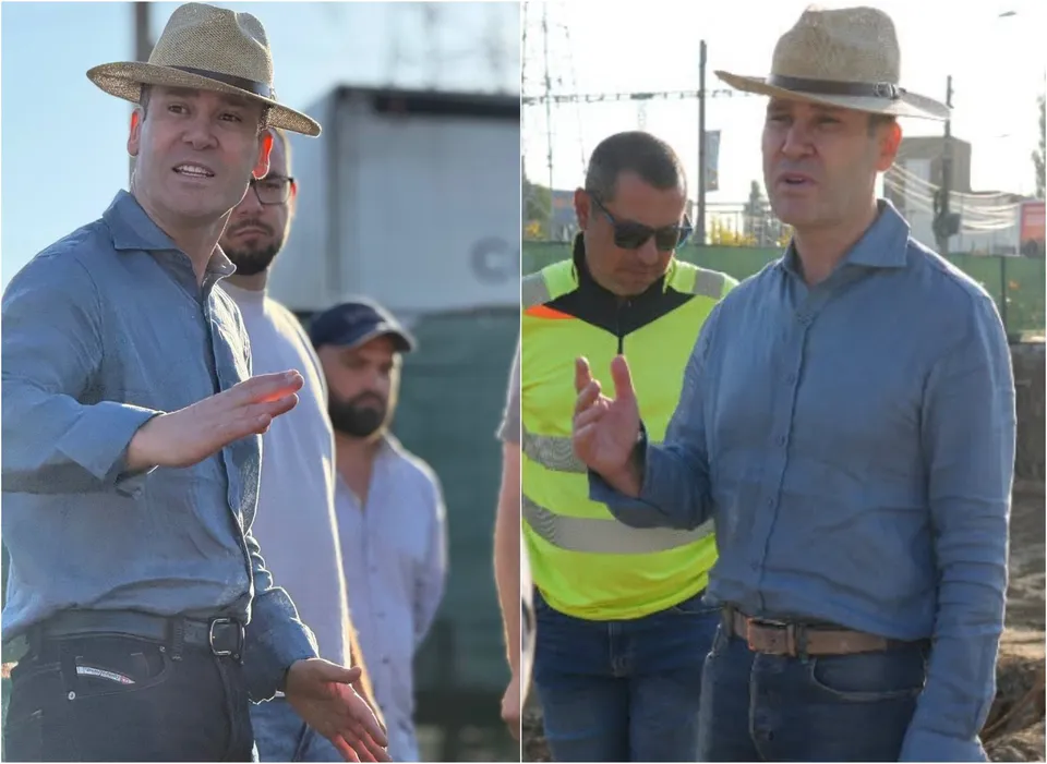 Un bărbat cu pălărie și cămașă albastră vorbește, în timp ce un alt bărbat în vestă reflectorizantă și unul cu căciulă îl ascultă.