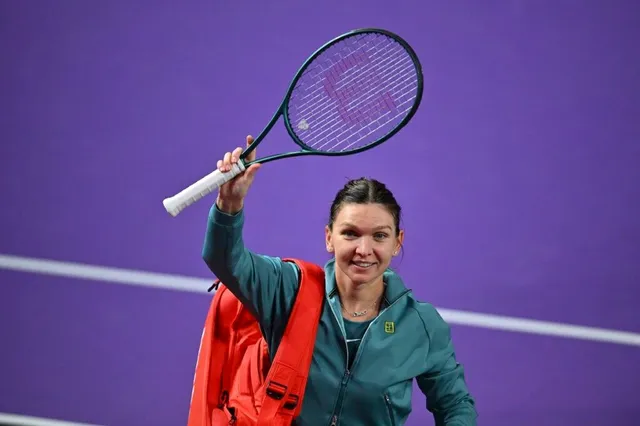 O femeie cu părul prins într-o coadă împleteală ridică o rachetă de tenis deasupra capului, purtând o jachetă verde și un rucsac roșu.