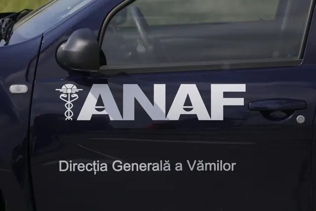Un autovehicul de culoare închisă prezintă inscripția ANAF și textul Direcția Generală a Vămilor pe portiera laterală.