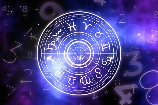 Un cerc concentric albastru cu simboluri ale zodiacului este suprapus pe un fundal cosmic violet cu numere și particule luminoase.