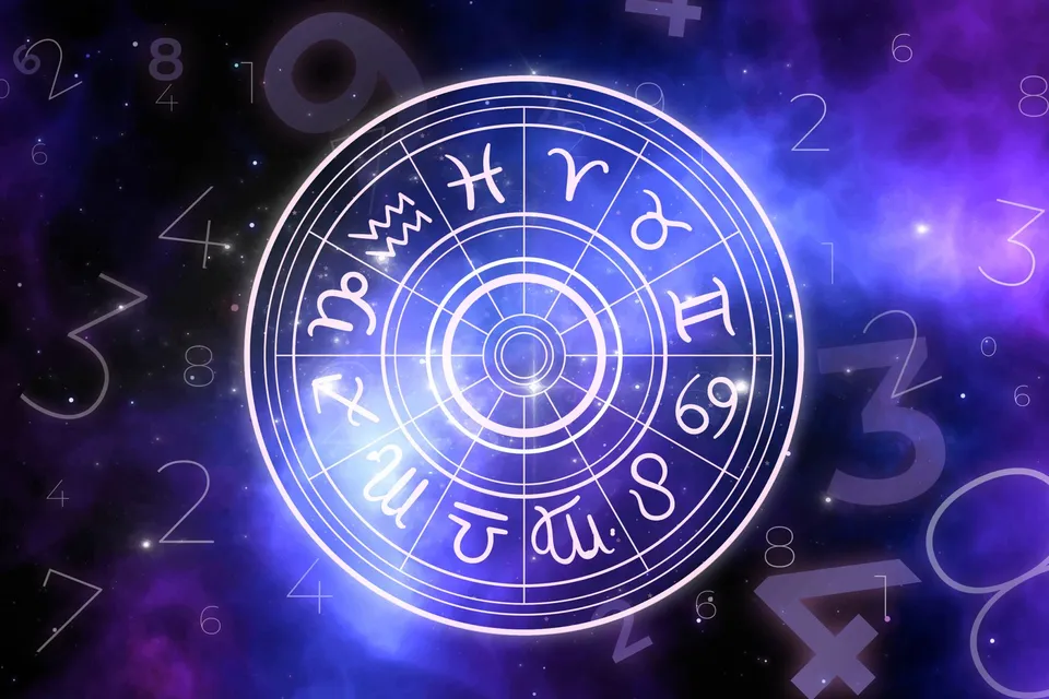 Un cerc concentric albastru cu simboluri ale zodiacului este suprapus pe un fundal cosmic violet cu numere și particule luminoase.