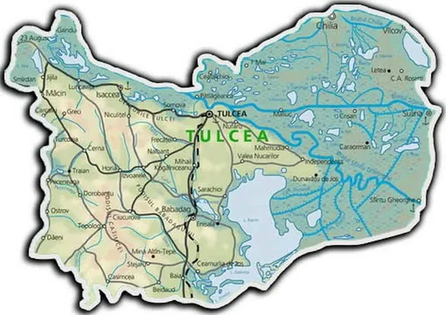 O hartă geografică a județului Tulcea, prezentând limitele teritoriale, rețelele de drumuri, râuri și diverse localități marcate pe un fundal alb.